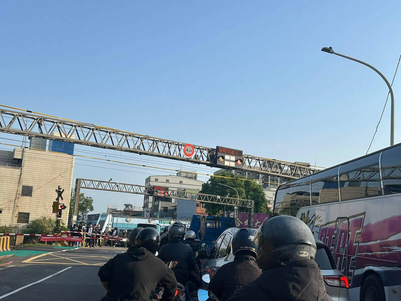 台鐵內壢站死傷事故、就列車大誤點,上班民眾避免經過平交道。(取材臉書粉專「內壢大小事」) 台鐵內壢站死傷事故、就列車大誤點,上班民眾避免經過平交道。(取材臉書粉專「內壢大小事」)