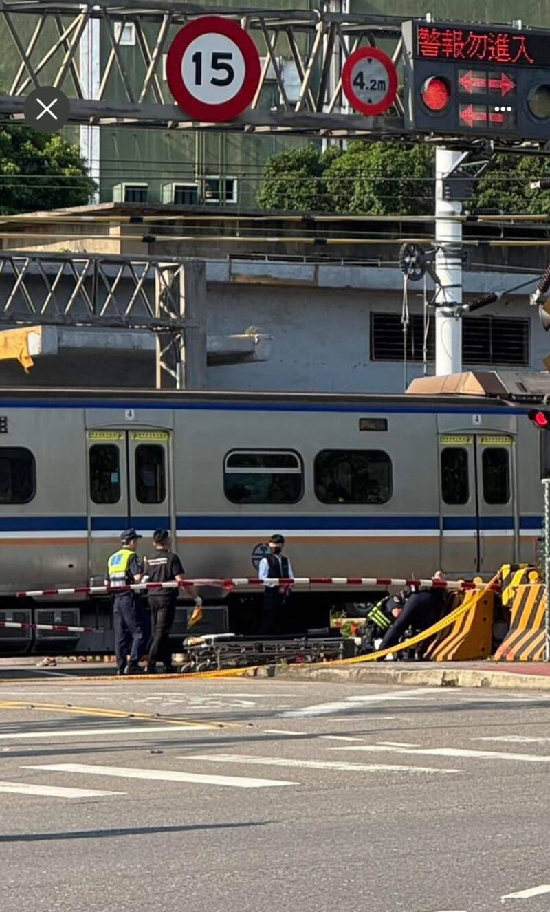 民眾分享看來火車撞擊地點在遠東路元智大學平交道這段,警、消、葬儀社處理中。(取材臉書粉專「內壢大小事」) 民眾分享看來火車撞擊地點在遠東路元智大學平交道這段,警、消、葬儀社處理中。(取材臉書粉專「內壢大小事」)