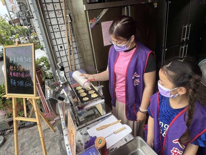 單親媽媽學習烤雞蛋糕創業謀生,重新找回自信與未來的希望,人安基金會盼社會大眾能多給予支持鼓勵。(人安基金會提供) 單親媽媽學習烤雞蛋糕創業謀生,重新找回自信與未來的希望,人安基金會盼社會大眾能多給予支持鼓勵。(人安基金會提供)