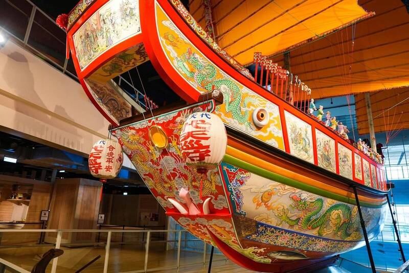 行程帶旅客參觀王船文化館。(圖片由「屏東王船文化館」提供) 行程帶旅客參觀王船文化館。(圖片由「屏東王船文化館」提供)