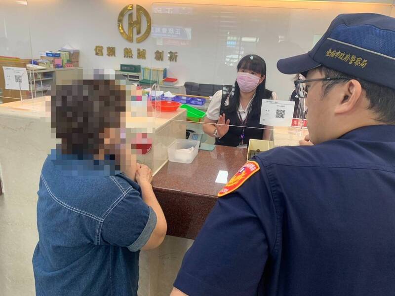 台南市警六分局員警與銀行行員勸王姓女子不要被網路上的假愛情交友模式詐騙了。(圖:民眾提供) 台南市警六分局員警與銀行行員勸王姓女子不要被網路上的假愛情交友模式詐騙了。(圖:民眾提供)