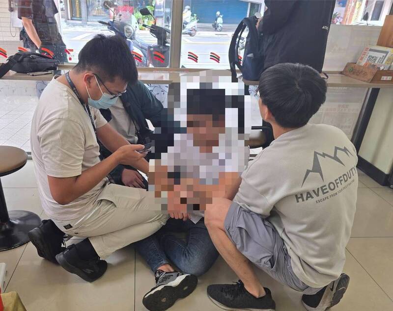 警方逮捕出面要領取一百萬元現金的馬來西亞籍取款車手。(圖:民眾提供) 警方逮捕出面要領取一百萬元現金的馬來西亞籍取款車手。(圖:民眾提供)