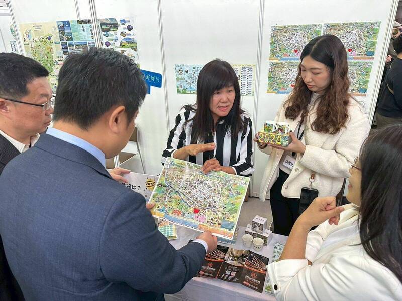 南投縣政府於日本神戶Space Theater設攤舉行觀光推廣活動,推廣人員向當地民眾介紹南投景點及大型特色觀光活動。(圖由南投縣政府提供) 南投縣政府於日本神戶Space Theater設攤舉行觀光推廣活動,推廣人員向當地民眾介紹南投景點及大型特色觀光活動。(圖由南投縣政府提供)