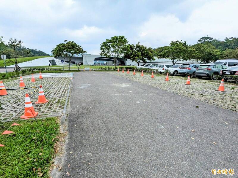日月潭向山遊客中心停車場進行地磁感應工程，引發民眾擔心完工後就要變成收費停車場。（記者劉濱銓攝）