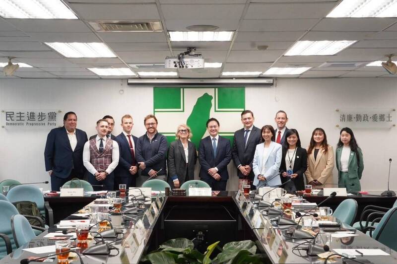 美國智庫「全球安全聯盟(Alliance for Global Security, AGS)」首屆代表團拜訪民進黨中央黨部。(圖由民進黨提供) 美國智庫「全球安全聯盟(Alliance for Global Security, AGS)」首屆代表團拜訪民進黨中央黨部。(圖由民進黨提供)