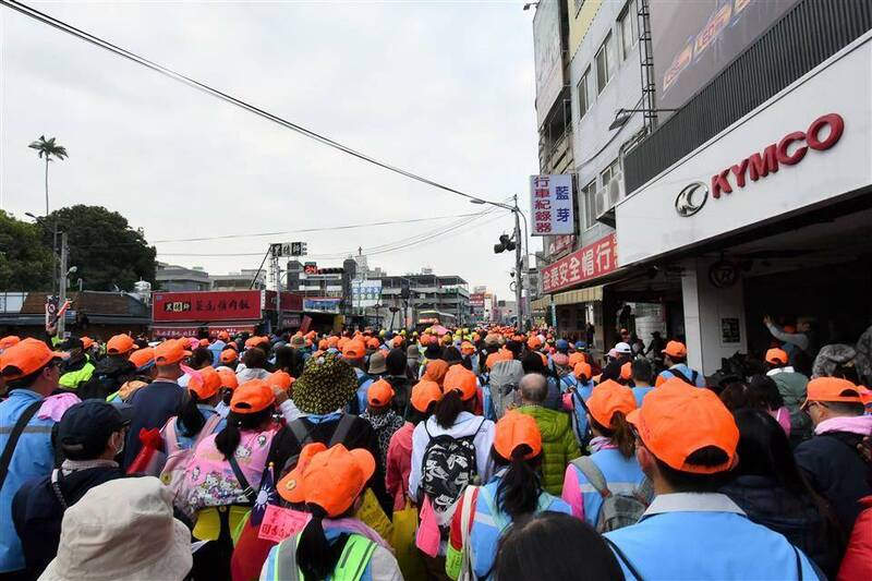 白沙屯媽祖進香路線不固定，由媽祖神轎決定行進方向，路徑橫跨苗栗、台中、彰化、雲林共4個縣市，來回距離約400公里，沿路都是上萬信徒一路跟著「粉紅超跑」快走。（圖縣府提供）