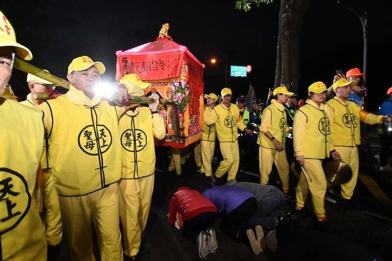 「粉紅超跑」一路行程非常緊湊，信徒們想與媽祖同行，要有「急行軍」快步走的心理準備。（圖縣府提供）
