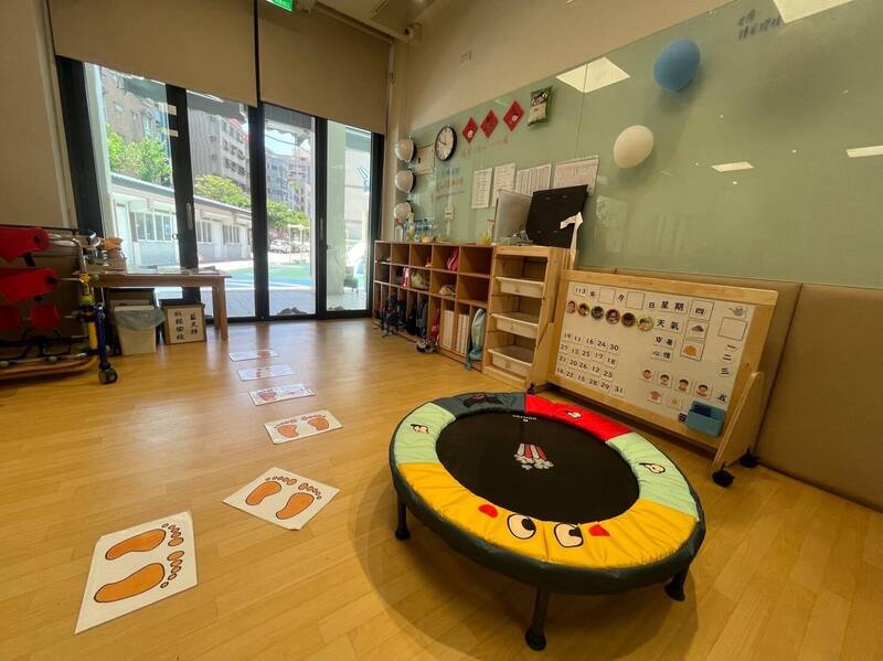 桃園市學前集中式特教班目前有50班、安置幼兒共355人,但有家長反映名額不足,導致幼兒須以普通身分就讀公幼。(桃市府教育局提供) 桃園市學前集中式特教班目前有50班、安置幼兒共355人,但有家長反映名額不足,導致幼兒須以普通身分就讀公幼。(桃市府教育局提供)