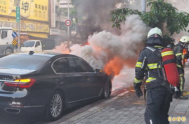 南投市區29日傍晚發生火燒車,1輛BMW轎車冒出熊熊火焰及白煙,消防人員趕到滅火。(記者張協昇攝) 南投市區29日傍晚發生火燒車,1輛BMW轎車冒出熊熊火焰及白煙,消防人員趕到滅火。(記者張協昇攝)