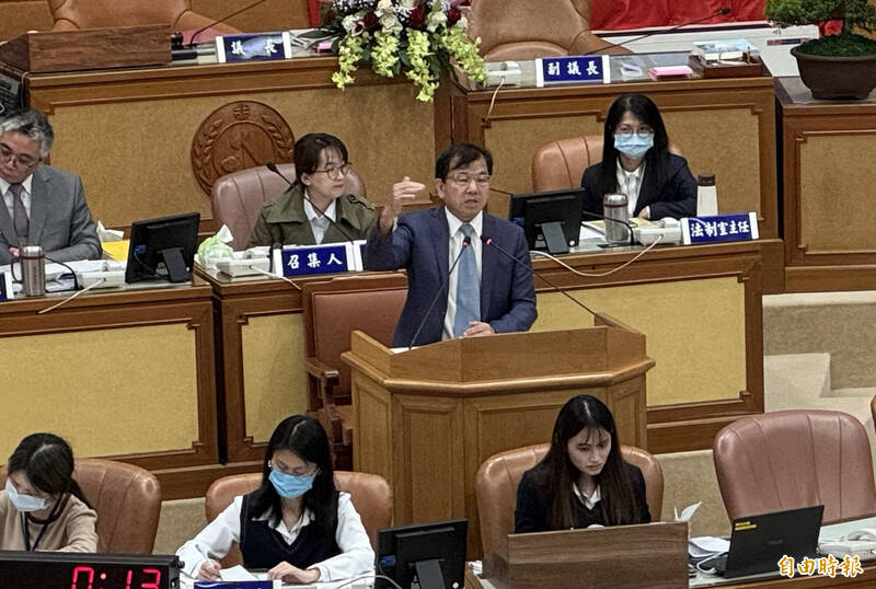 新北市議員石一佑質詢表示,鄰長工作繁忙、多如牛毛,卻沒安全保障,並指六都之中,唯有新北市、高雄市沒幫鄰長投保,要求市府民政局研議。(記者董冠怡攝) 新北市議員石一佑質詢表示,鄰長工作繁忙、多如牛毛,卻沒安全保障,並指六都之中,唯有新北市、高雄市沒幫鄰長投保,要求市府民政局研議。(記者董冠怡攝)