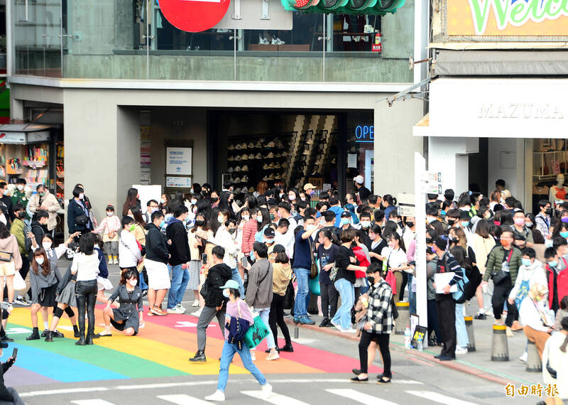近日鋒面及東北季風接力影響，天氣多變化，不過據氣象專家指出，今、明兩天氣溫逐日回升，白天偏熱。（資料照）