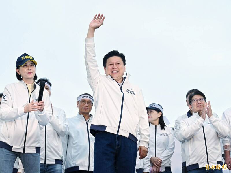 立法院國民黨團總召傅崐萁(中)與現任花蓮縣長徐榛蔚夫妻被檢舉,在福安礦業指控花蓮縣政府藉調高礦稅敲詐案中,恫嚇業者撤回2億多元求償。(資料照,記者方賓照攝) 立法院國民黨團總召傅崐萁(中)與現任花蓮縣長徐榛蔚夫妻被檢舉,在福安礦業指控花蓮縣政府藉調高礦稅敲詐案中,恫嚇業者撤回2億多元求償。(資料照,記者方賓照攝)