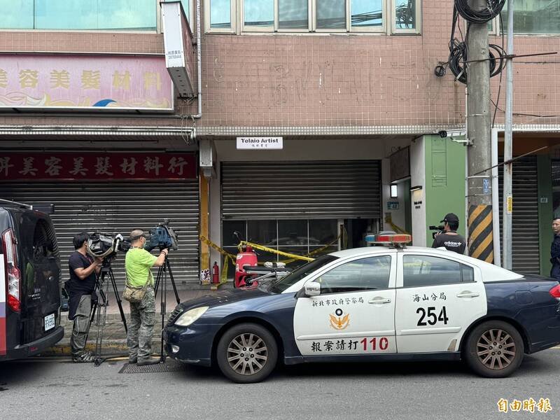 新北市板橋昨傳出吊車工人謝男一槍打死畫家前妻陳女，再自戕腦死，今天傳出不治。圖為海山警分局封鎖現場。（資料照）