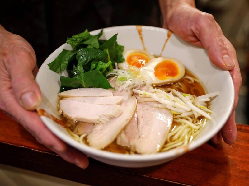 以大份量著稱的日本連鎖拉麵店「拉麵二郎」呼籲停止在職場中強迫新人吃大份量拉麵的行為,示意圖。(路透) 以大份量著稱的日本連鎖拉麵店「拉麵二郎」呼籲停止在職場中強迫新人吃大份量拉麵的行為,示意圖。(路透)