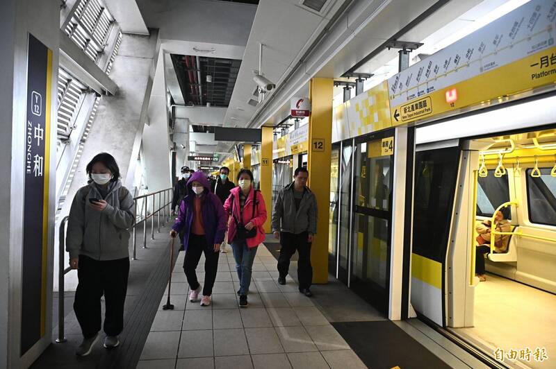 雙北捷運環狀線北環段及南環段施工中,承攬車輛的法商阿爾斯通(Alstom)選擇「南京康尼機電」作為車門系統供應商,該公司在台灣無實績,且曾在美國與中國發生車門意外自動開啟公全事故,還有中資疑慮;圖為已營運的新北捷運環狀線南環段中和站,畫面中列車為義大利商「日立軌道義大利」(HRI S.p.A.,原稱安薩爾多百瑞達,AnsaldoBreda S.p.A.)承造。(資料照,記者王藝菘攝) 雙北捷運環狀線北環段及南環段施工中,承攬車輛的法商阿爾斯通(Alstom)選擇「南京康尼機電」作為車門系統供應商,該公司在台灣無實績,且曾在美國與中國發生車門意外自動開啟公全事故,還有中資疑慮;圖為已營運的新北捷運環狀線南環段中和站,畫面中列車為義大利商「日立軌道義大利」(HRI S.p.A.,原稱安薩爾多百瑞達,AnsaldoBreda S.p.A.)承造。(資料照,記者王藝菘攝)
