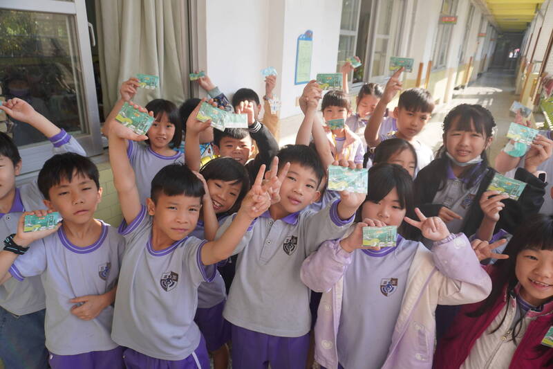 高雄各國小學生四月底以前陸續領到數位學生證。(教育局提供) 高雄各國小學生四月底以前陸續領到數位學生證。(教育局提供)