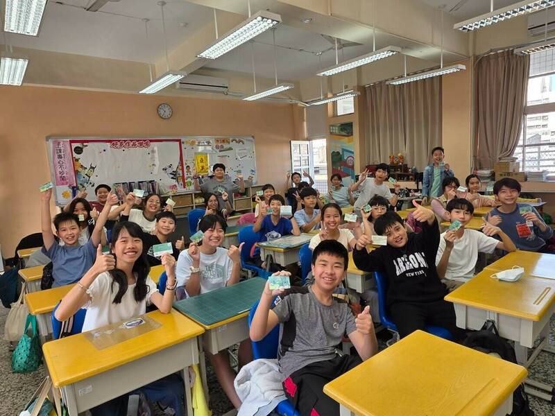 高雄各國小學生四月底以前陸續領到數位學生證。(教育局提供) 高雄各國小學生四月底以前陸續領到數位學生證。(教育局提供)