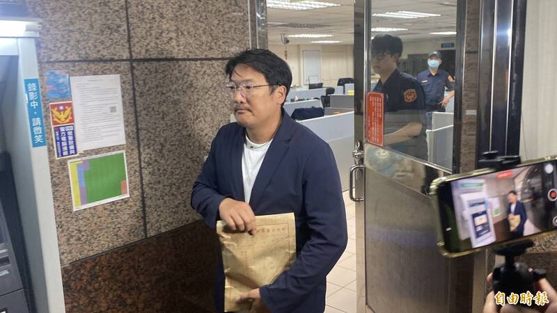 基隆市政府民政處長張淵翔被控利用民政系統查詢連署人個資，法官昨天深夜近12時裁定40萬元交保，凌晨具保後走出法警室；法官裁定理由書指出，張淵翔坦承違法，無羈押必要。（記者林嘉東攝）
