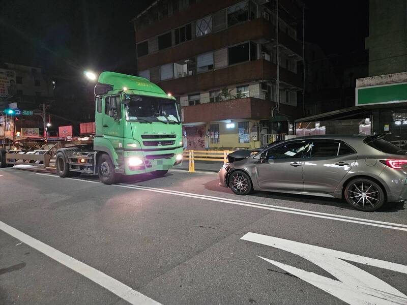 轎車深夜突逆向撞聯結車 基隆2男竟棄車拔腿逃