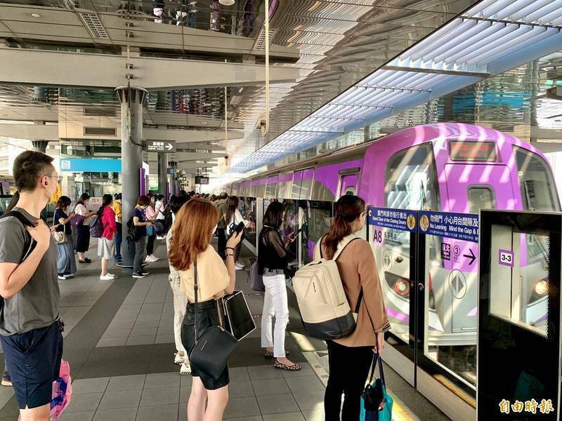 機場捷運自今年2月3日起試辦5點30分早班車自台北車站到桃園機場,試辦3個月期間運量凸顯需求,5月3日起這班車將成常態班次,並停靠A3、A8站。(資料照) 機場捷運自今年2月3日起試辦5點30分早班車自台北車站到桃園機場,試辦3個月期間運量凸顯需求,5月3日起這班車將成常態班次,並停靠A3、A8站。(資料照)
