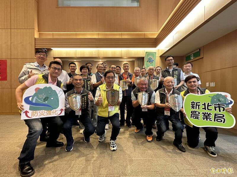 新北市獲得認證的土石流自主防災社區與市長侯友宜合照。(記者賴筱桐攝) 新北市獲得認證的土石流自主防災社區與市長侯友宜合照。(記者賴筱桐攝)