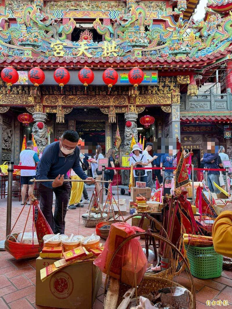 白沙屯拱天宮開旗，信眾前往「犒軍」。（記者蔡政珉攝）