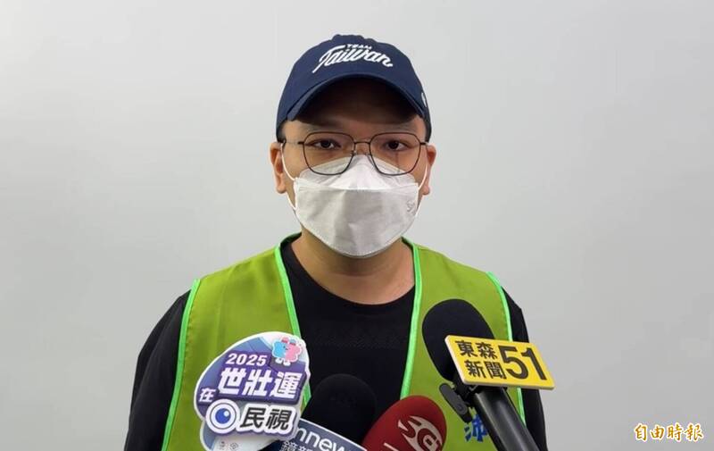 「基隆絕沛」領銜人陳青逸認為市府官員領的是民脂民膏,卻洩漏個資,違反人權,市民無法接受,嚴厲譴責市政府。(記者盧賢秀攝) 「基隆絕沛」領銜人陳青逸認為市府官員領的是民脂民膏,卻洩漏個資,違反人權,市民無法接受,嚴厲譴責市政府。(記者盧賢秀攝)
