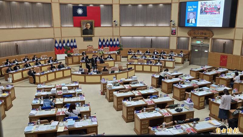 新北市淡水區淡海新市鎮人口持續成長,新北市議員陳偉杰今(30)日質詢呼籲市府重視當地居民生活品質,應儘速建設圖書館、現代化市場。圖為今日開會情況。(記者黃子暘攝) 新北市淡水區淡海新市鎮人口持續成長,新北市議員陳偉杰今(30)日質詢呼籲市府重視當地居民生活品質,應儘速建設圖書館、現代化市場。圖為今日開會情況。(記者黃子暘攝)