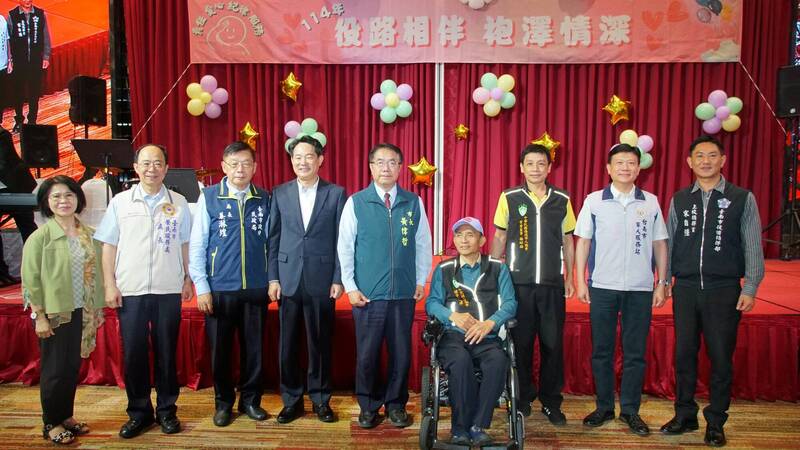 內政部役政司司長沈芳哲、台南市長黃偉哲、台南市民政局長姜淋煌、台南市榮民服務處處長王國能、台南市後備指揮部指揮官宋自強上校等人30日出席由內政部與台南市府共同舉辦的「114年役路相伴-南區縣市袍澤情深座談」活動。(內政部役政司提供) 內政部役政司司長沈芳哲、台南市長黃偉哲、台南市民政局長姜淋煌、台南市榮民服務處處長王國能、台南市後備指揮部指揮官宋自強上校等人30日出席由內政部與台南市府共同舉辦的「114年役路相伴-南區縣市袍澤情深座談」活動。(內政部役政司提供)