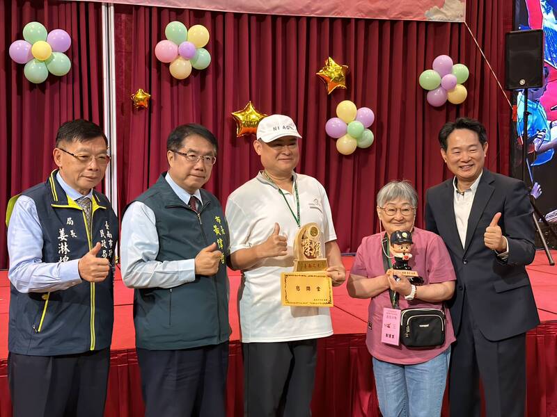 內政部役政司司長沈芳哲、台南市長黃偉哲等人頒發獎座及慰問金予勇奪陳家祥弟兄,113年全國身心障礙運動會獲得鉛球及跳高雙冠軍,並破大會及全國雙紀錄的弟兄陳家祥(左3)。(內政部役政司提供) 內政部役政司司長沈芳哲、台南市長黃偉哲等人頒發獎座及慰問金予勇奪陳家祥弟兄,113年全國身心障礙運動會獲得鉛球及跳高雙冠軍,並破大會及全國雙紀錄的弟兄陳家祥(左3)。(內政部役政司提供)