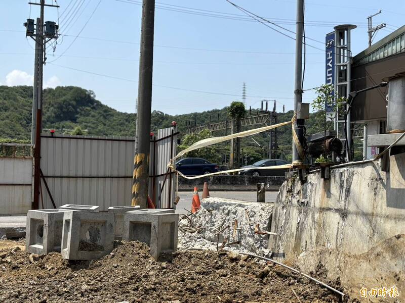基隆八堵區某加油站施工整地,將1993年設立的「越智兵五郎捐地紀念碑」移置他處。(記者盧賢秀攝) 基隆八堵區某加油站施工整地,將1993年設立的「越智兵五郎捐地紀念碑」移置他處。(記者盧賢秀攝)
