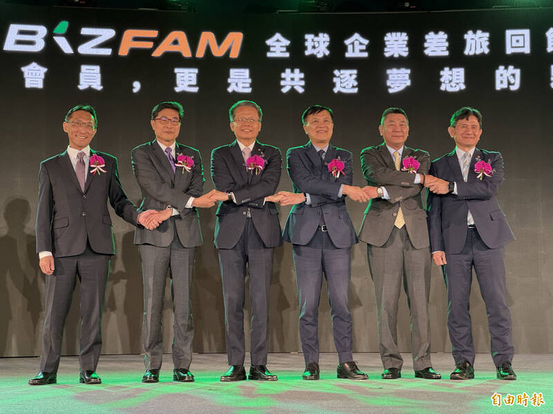 長榮航空總經理孫嘉明(左3)30日表示,新推出的企業差旅數位平台「BizFam」,讓企業會員及其出差員工於電子裝置即可完成相關流程。(記者蔡昀容攝) 長榮航空總經理孫嘉明(左3)30日表示,新推出的企業差旅數位平台「BizFam」,讓企業會員及其出差員工於電子裝置即可完成相關流程。(記者蔡昀容攝)