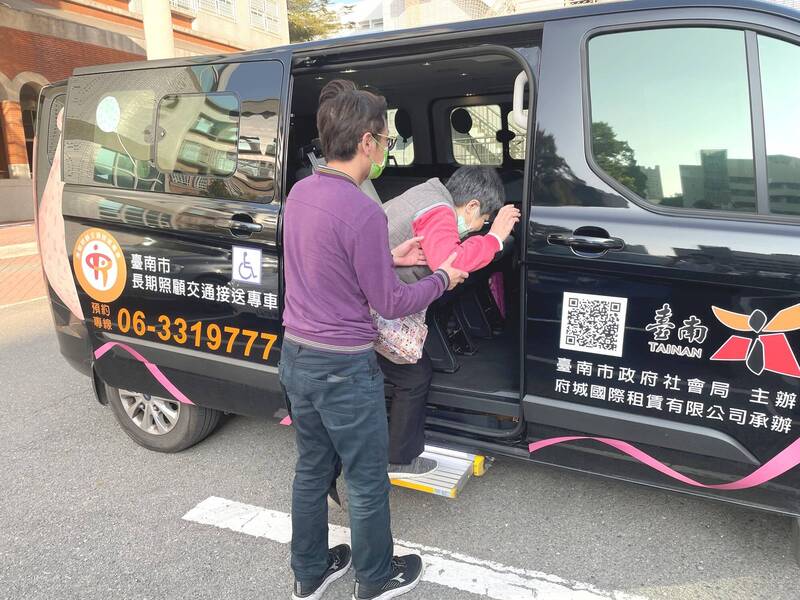 南市長照業將由社會局移撥至衛生局,預定7月1日生效。(南市府提供) 南市長照業將由社會局移撥至衛生局,預定7月1日生效。(南市府提供)