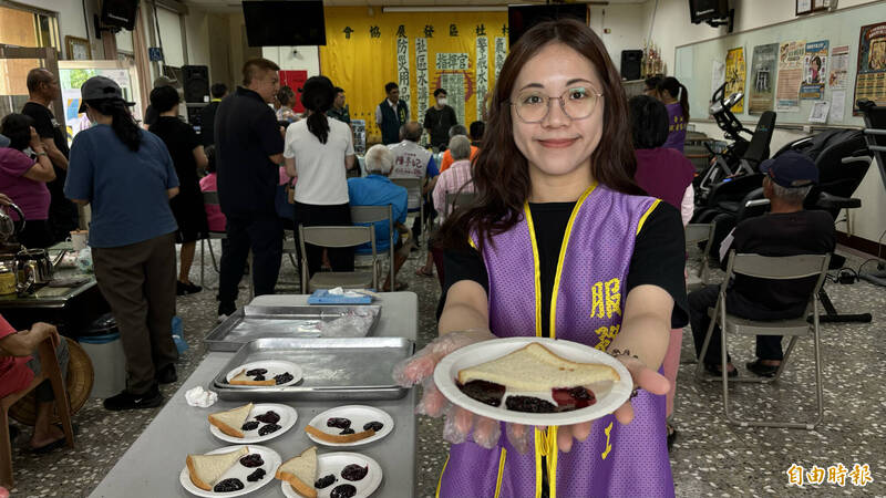 台南後壁桑椹果醬搶先品嘗。(記者楊金城攝) 台南後壁桑椹果醬搶先品嘗。(記者楊金城攝)