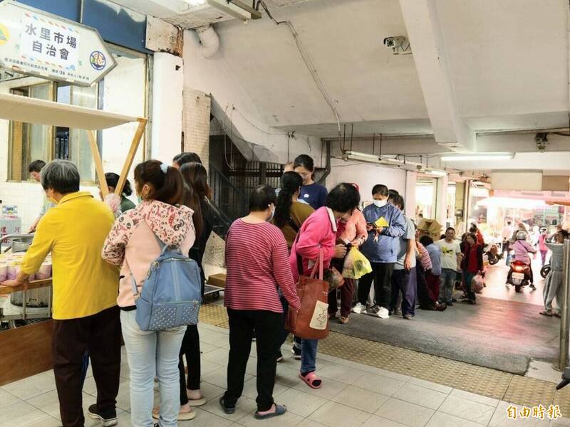 南投水里鄉公所菜市場積極轉型,搭配時令節慶舉辦活動,逐漸吸引消費者回到傳統市場購物。(記者劉濱銓攝) 南投水里鄉公所菜市場積極轉型,搭配時令節慶舉辦活動,逐漸吸引消費者回到傳統市場購物。(記者劉濱銓攝)