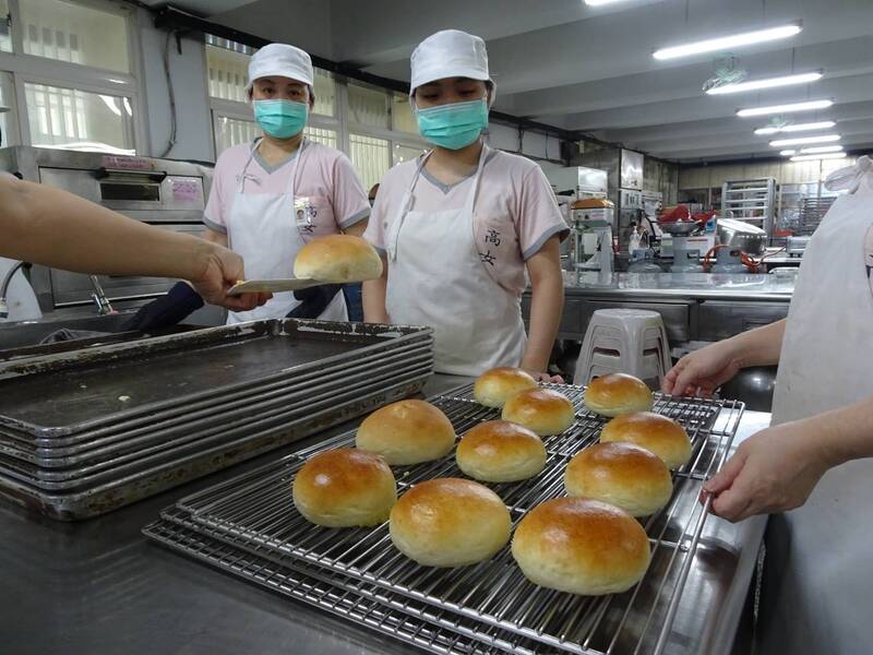 高雄女監日頭妹製作小日頭餅,與高雄郵局推出「好味獨享包」。(高雄女監提供) 高雄女監日頭妹製作小日頭餅,與高雄郵局推出「好味獨享包」。(高雄女監提供)