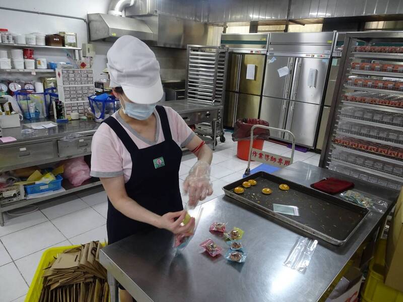 高雄女監收容人包裝產品,準備上架。(高雄女監提供) 高雄女監收容人包裝產品,準備上架。(高雄女監提供)