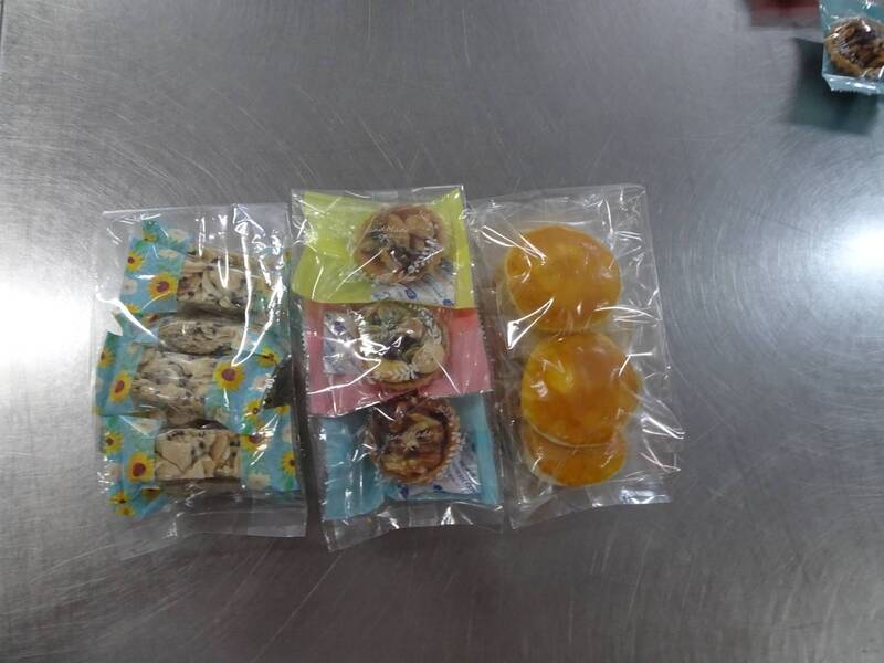 「好味獨享包」內裝小日頭餅、迷你堅果塔、杏仁酥等。(高雄女監提供) 「好味獨享包」內裝小日頭餅、迷你堅果塔、杏仁酥等。(高雄女監提供)
