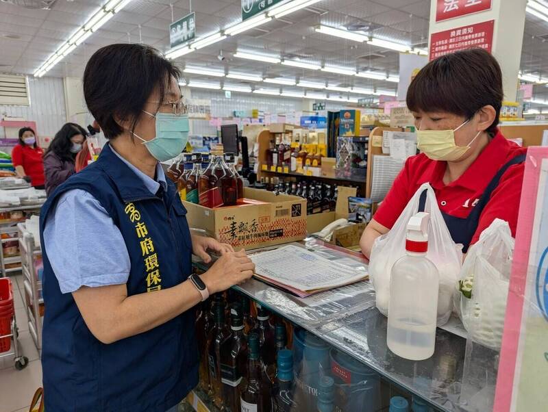 環保局針對環境用藥販售業者進行查核。（市府提供）