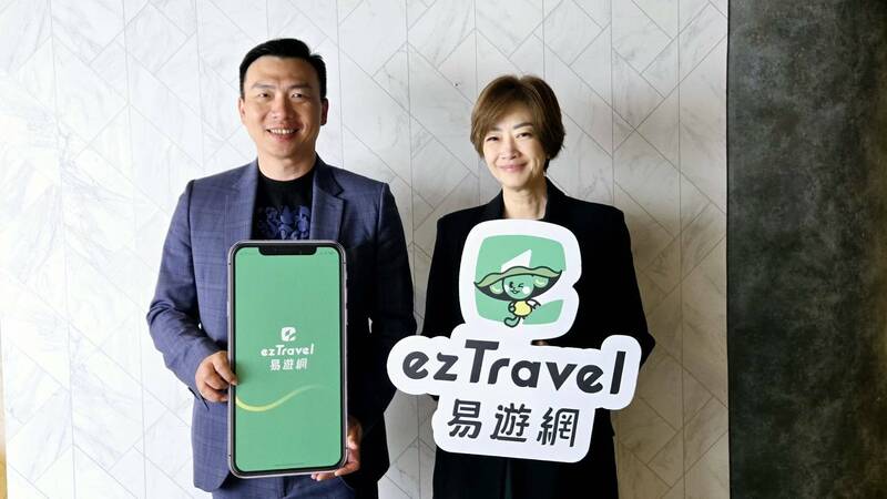 易遊網總經理陳志豪(左)分析旅遊趨勢。右為行銷長侯琪芬。(易遊網提供) 易遊網總經理陳志豪(左)分析旅遊趨勢。右為行銷長侯琪芬。(易遊網提供)