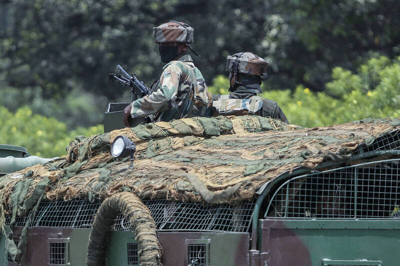 印度士兵在印度控制的喀什米爾地區巡邏。（美聯社檔案照）