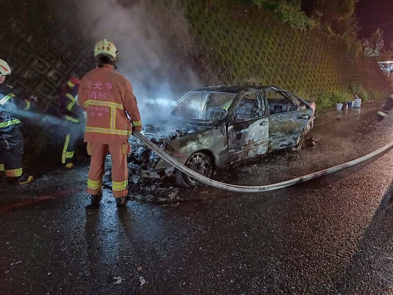 洪姓老翁駕駛的賓士車引擎竄煙失火，洪翁逃出後，車輛瞬間陷入火海。（記者吳仁捷翻攝）