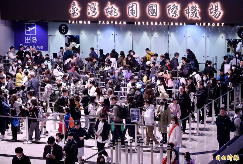 國人瘋出國!旅遊平台觀察,個人機票(FIT)成長幅度是團體旅遊一倍,旅客也轉向精打細算的策略性消費,年均花費下降近4000元,並著重個人、深度或體驗式行程。(資料照) 國人瘋出國!旅遊平台觀察,個人機票(FIT)成長幅度是團體旅遊一倍,旅客也轉向精打細算的策略性消費,年均花費下降近4000元,並著重個人、深度或體驗式行程。(資料照)