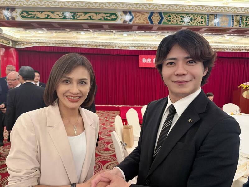 20年後上畠寛弘再度造訪台灣,與邱議瑩復刻當年的合照。(圖擷取自 X ) 20年後上畠寛弘再度造訪台灣,與邱議瑩復刻當年的合照。(圖擷取自 X )
