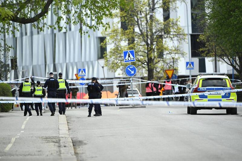 瑞典城市烏普薩拉29日發生槍擊事件，造成3人死亡，目前嫌犯仍在逃亡中，警方持續追緝。（路透）