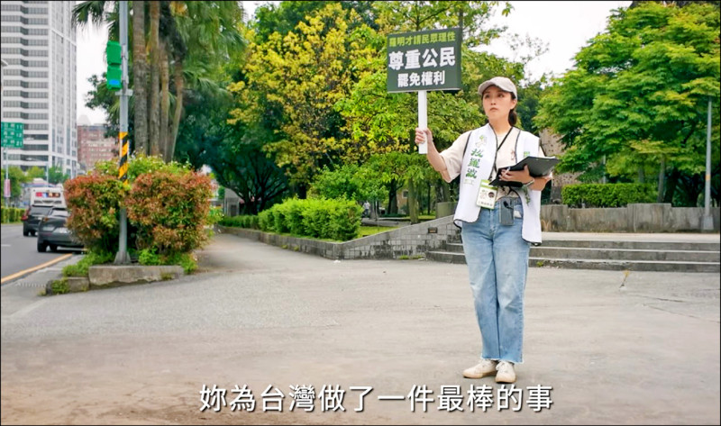 Taiwan Action公民罷免計畫推出由朱詩倩導演的「台灣女人篇」，片中呈現女性志工挺住壓力，堅毅不拔。（Taiwan Action提供）