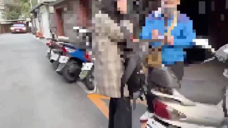 警方逮捕32歲取款女車手。(記者姚岳宏翻攝) 警方逮捕32歲取款女車手。(記者姚岳宏翻攝)