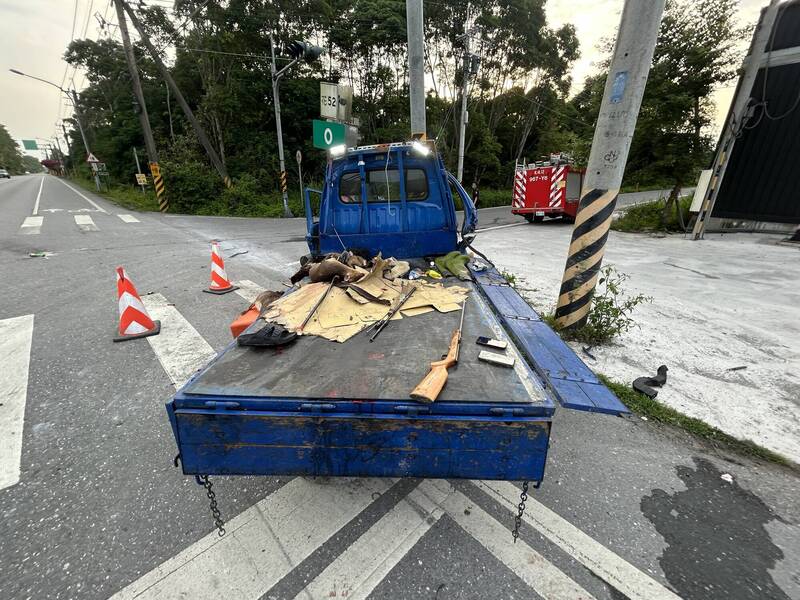 台9線238K光復鄉大全路段重大車禍，小貨車失控直撞路邊號誌燈桿，車上有山羌等獵物、後車斗上血跡斑斑。（民眾提供）
