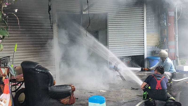房屋冒出濃煙，多戶受波及。（資料畫面，民眾提供）