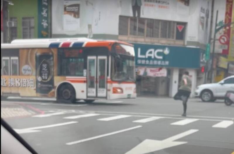 婦人（圖右）慢步走在斑馬線上，還做起伸展操，惡意阻擋公車的行徑，引發網友撻伐。（翻攝YouTube）